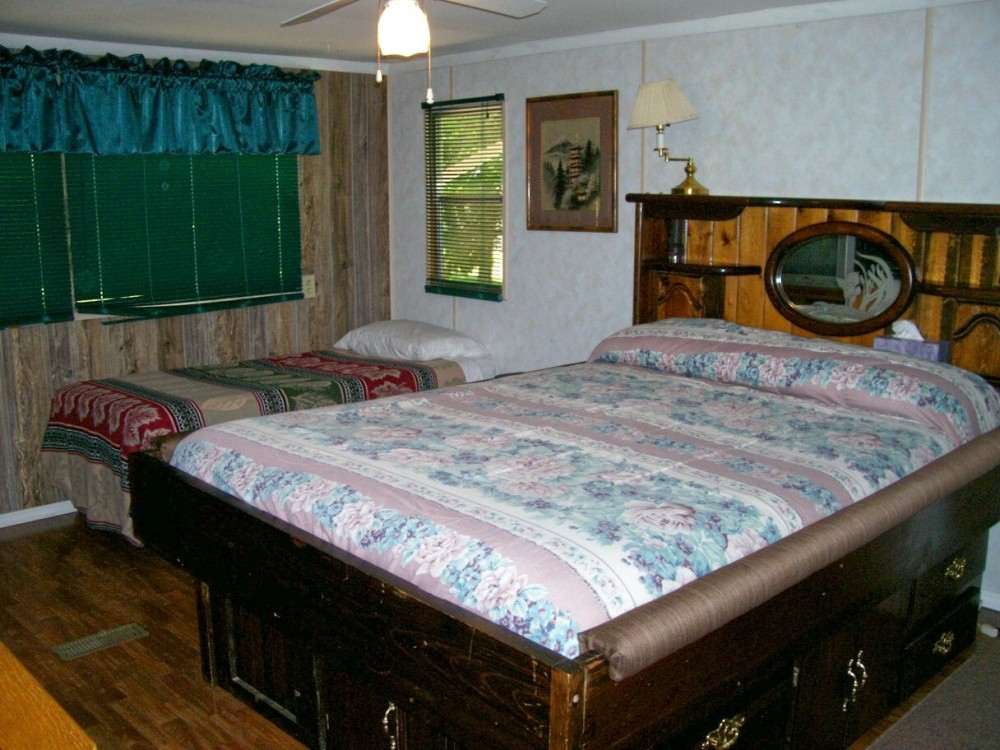 Ozaark retreat queen bedroom